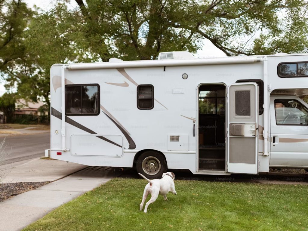 Gas bayonet fitting: a caravan with a dog in the outdoors, running to get inside.