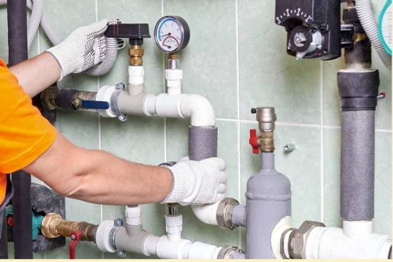 Types of gas fittings: a professional working on the job.