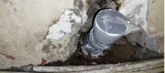 Types of gas fittings: a visible damage to the gas pipe.