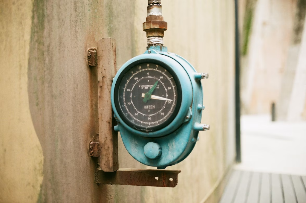 Gas regulator management: a blue manometer.